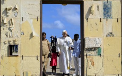 Papa Leone XIV a Lampedusa prega sulla tomba dei migranti: “Vittime di decisioni mancate, l’Europa è chiamata a una grande responsabilità” / Video