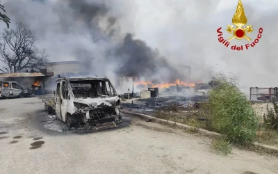 Vasto incendio nella zona industriale di Termini Imerese, circoscritte le fiamme. Tre i capannoni interessati / Fotogallery