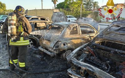 Fiamme in un deposito auto nel Ragusano, a Vittoria 5 auto distrutte
