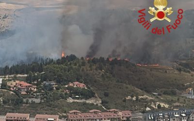 Enna assediata dal fuoco, paura e tensione in città: un sabato infernale