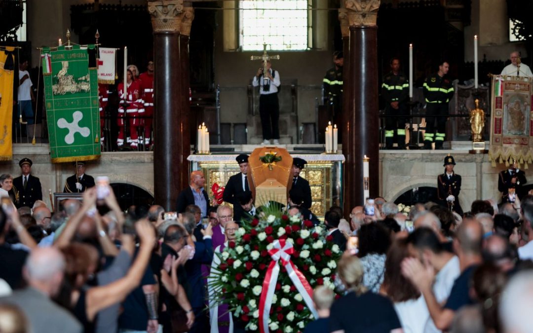 Don Mazzi, a Milano l’addio tra applausi e commozione