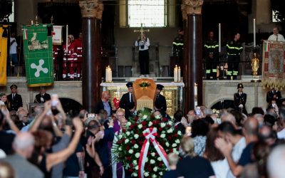 Don Mazzi, a Milano l’addio tra applausi e commozione