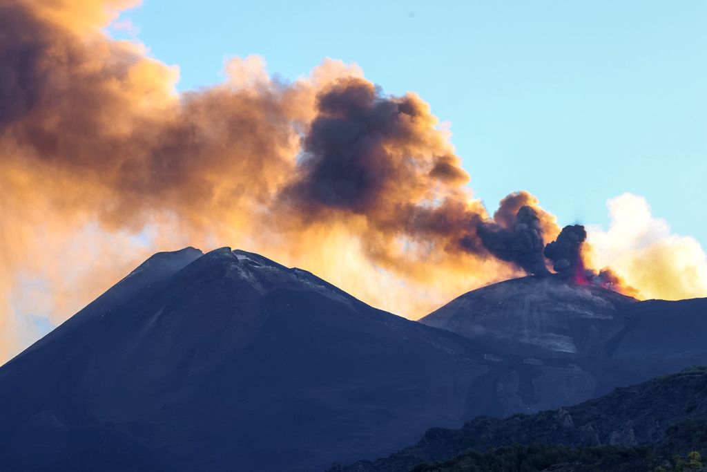 Etna, fontana di lava dal cratere voragine. Ripristinate attività di volo all’aeroporto di Catania