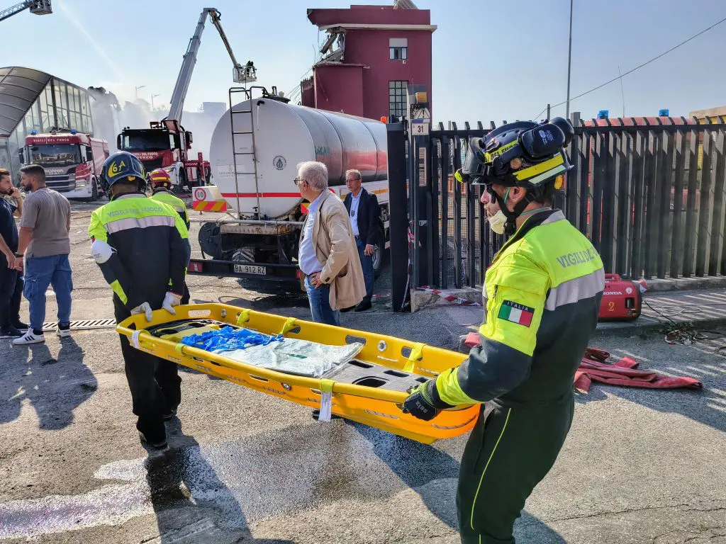 Crollo palazzina a Messina, c’è la prima vittima. Vvf “Ricerca dei dispersi difficile per la presenza di fumo”