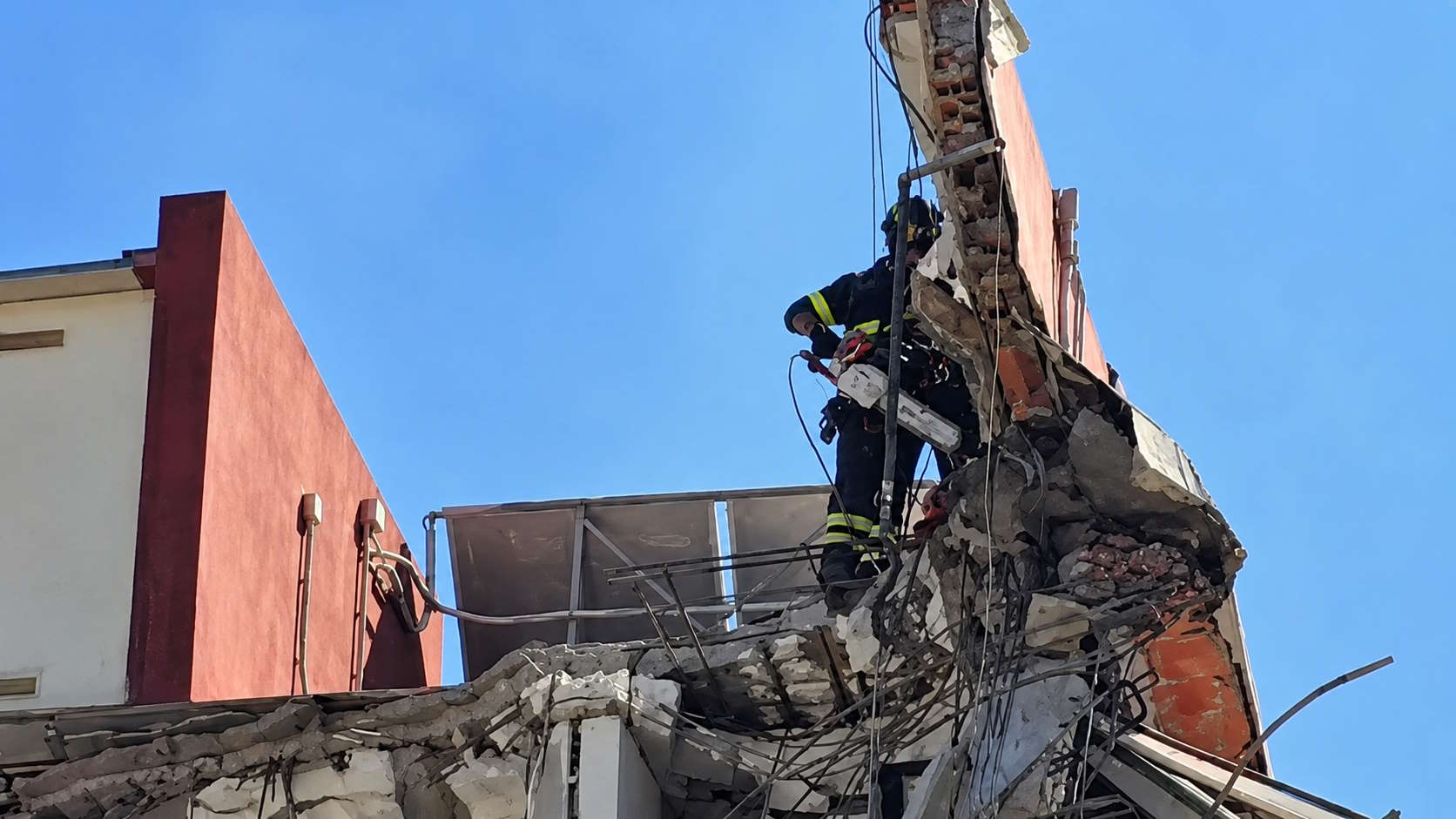 Continuano le ricerche dei dispersi dopo il crollo a Messina, il sindaco chiede lo stato di emergenza