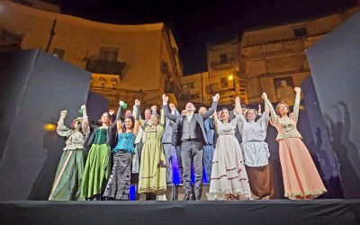 Camilleri in piazza, tra cubi, personaggi e spiriti: “La seduta spiritica” conquista Leonforte