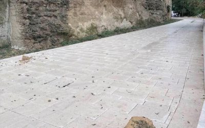 Castello di Lombardia, crolla un masso della cinta muraria: chiusa parzialmente la strada perimetrale, convocato un tavolo tecnico