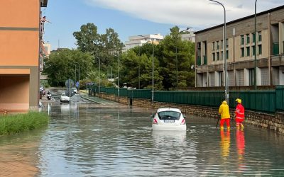 Temporale a Enna, auto intrappolata nell’acqua: intervento della Protezione Civile vicino alla Kore