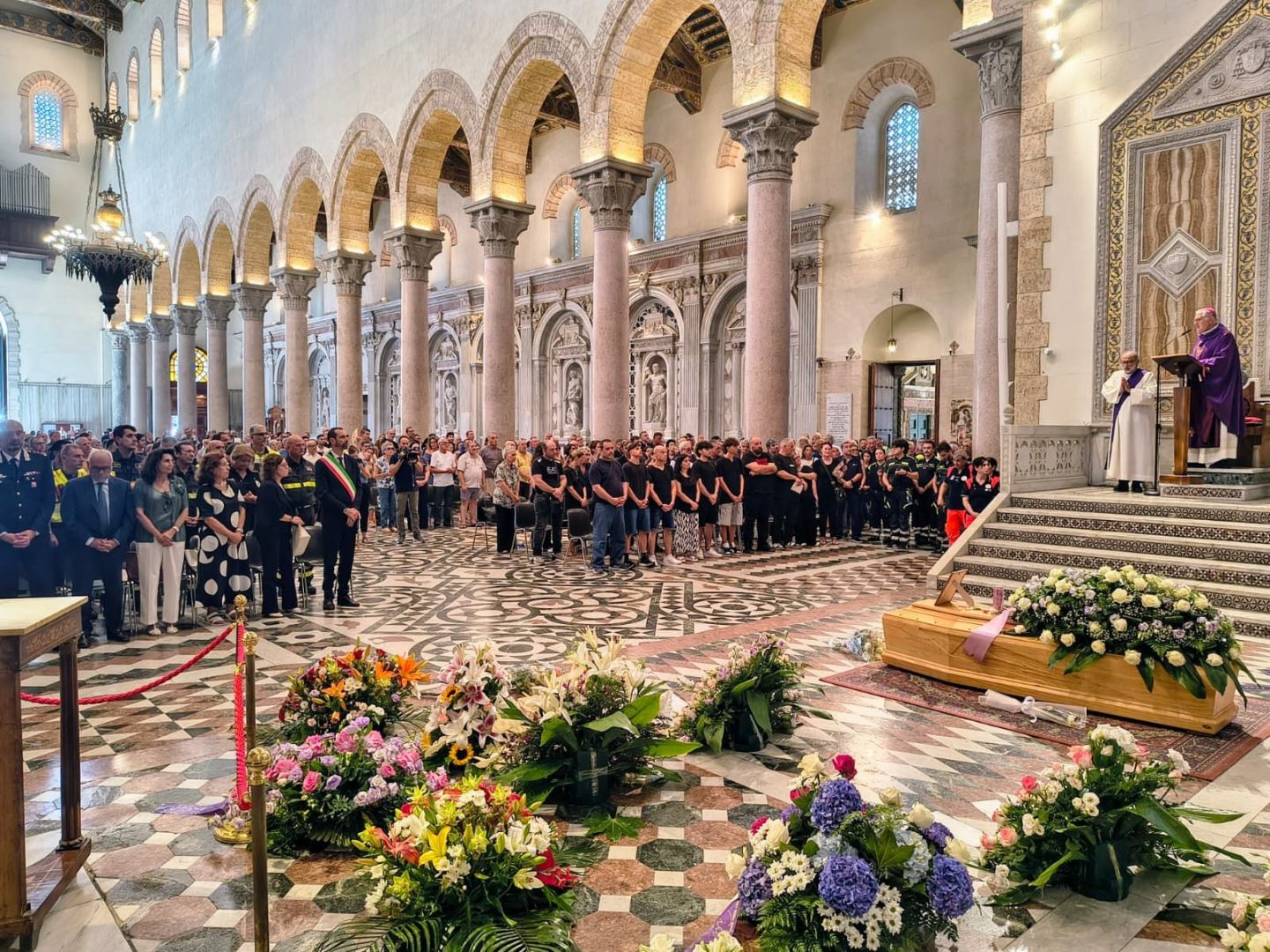 Crollo a Messina, Cattedrale gremita per l’ultimo saluto ad Alessandra Frazzica: oggi lutto cittadino