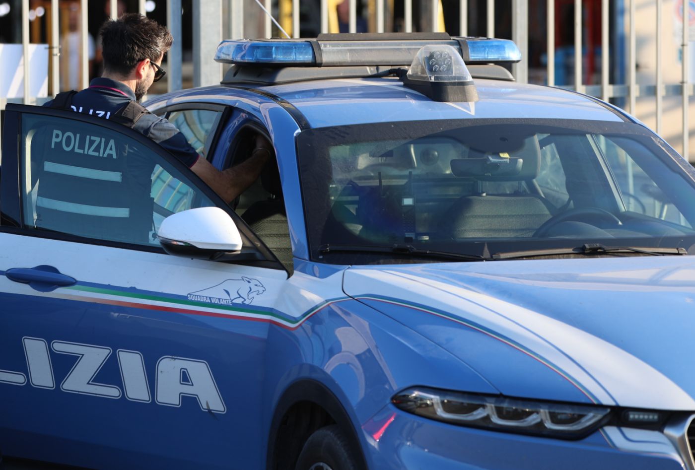 Assalto ai poliziotti che cercano di fermare gara clandestina a Palermo: otto agenti feriti, due aggressori arrestati. Piantedosi “Grave perdita di senso civico”