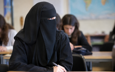 Burqa a scuola, il volto, i numeri e la tutela delle bambine