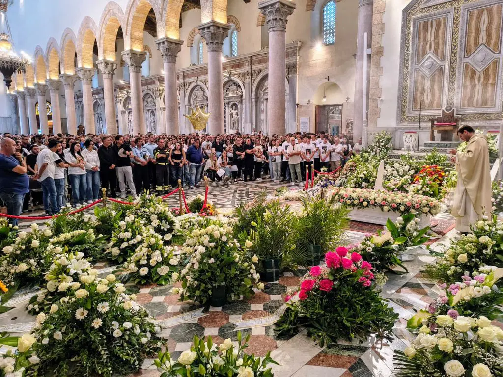 A Messina lacrime e commozione per l’ultimo saluto a Rebecca Galli, la 17enne morta in un grave incidente